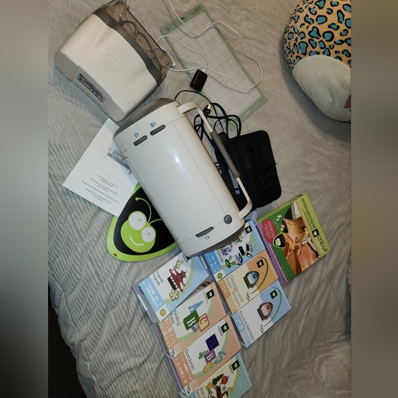 Cricut with cord and cricut jukebox with several cartridges - Picture 8 of 8